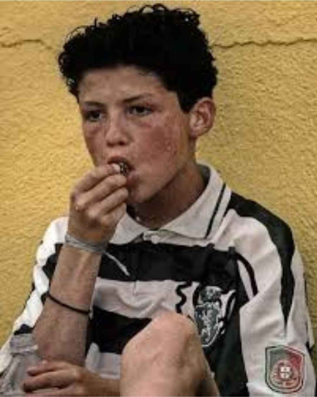 Ronaldo saat mesih kecil sedang makan