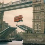 Bus dengan 20 Penumpang itu Terbang di atas Jembatan London 